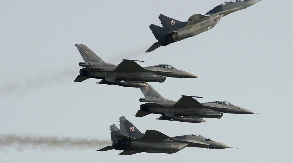 Alerta la Varsovia: Polonia inchide doua aeroporturi si isi activeaza apararea aeriana Alerta la Varsovia: Polonia inchide doua aeroporturi si isi activeaza apararea aeriana