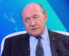 Băsescu îl atacă pe Kelemen Hunor: „Nu mai are ce să lingă la Budapesta și caută în zona autohtonă“ Băsescu îl atacă pe Kelemen Hunor: „Nu mai are ce să lingă la Budapesta și caută în zona autohtonă“
