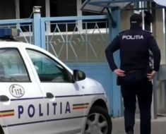 Scandal monstru la Mangalia! Un bărbat a lovit un polițist și a fost încătușat și târât până la mașină Scandal monstru la Mangalia! Un bărbat a lovit un polițist și a fost încătușat și târât până la mașină