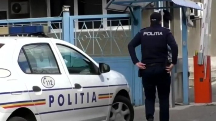 Scandal monstru la Mangalia! Un bărbat a lovit un polițist și a fost încătușat și târât până la mașină