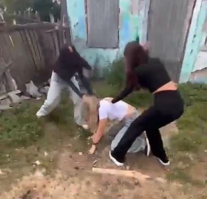 Urmările grave ale „trendurilor” de pe rețelele sociale: Trei tinere din Mangalia, reținute sau cercetate penal după ce au bătut o fată de 15 ani