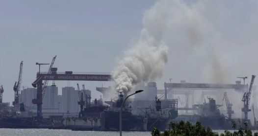 Cel putin 20 de persoane au murit in urma unui incendiu izbucnit pe o nava de marfa intr-un port din China