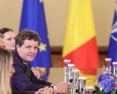 Fitch avertizează că România se apropie de categoria ”junk” dacă blocajul politic persistă