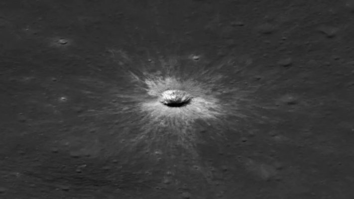 Un nou crater descoperit pe Lună cu ajutorul unei sonde a NASA