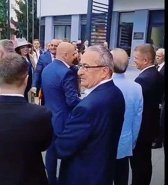 Ilie Bolojan, huiduit la Dragasani in timp ce inaugura noul sediu al Primariei. Video Ilie Bolojan, huiduit la Dragasani in timp ce inaugura noul sediu al Primariei. Video