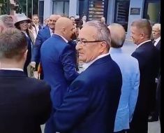 Ilie Bolojan, huiduit la Drăgășani în timp ce inaugura noul sediu al Primăriei. Video