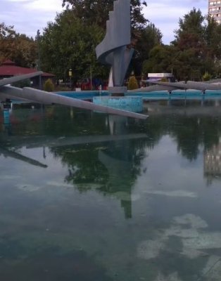 Modernizate vara, abandonate toamna: Fântânile arteziene au devenit mici focare pline cu mizerie. Video