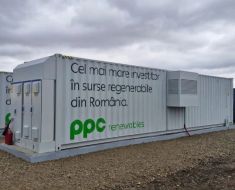 O nouă baterie, de 120 MWh, va fi pusă în Dobrogea de PPC la un parc eolian operațional O nouă baterie, de 120 MWh, va fi pusă în Dobrogea de PPC la un parc eolian operațional