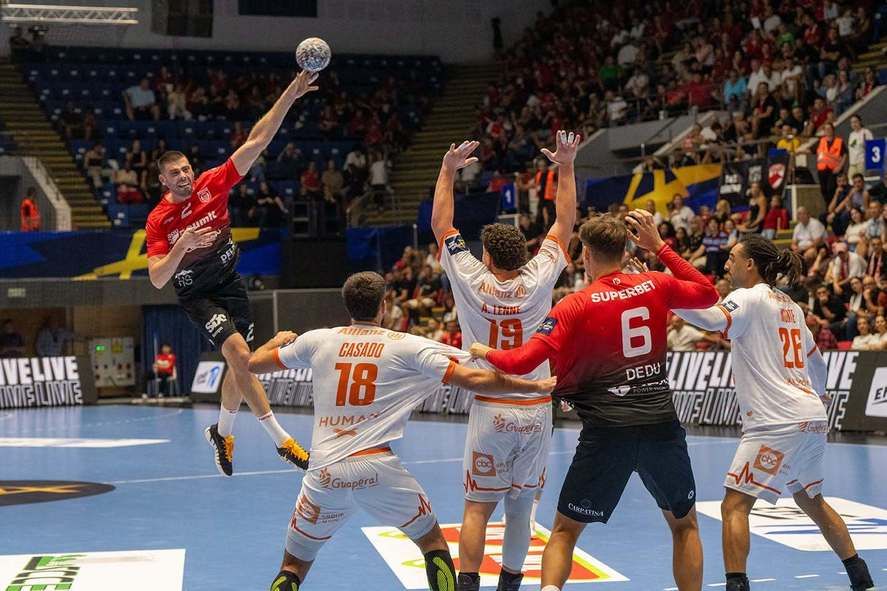 Handbal masculin: Campioana Dinamo Bucuresti, victorie in deplasare cu vicecampioana HC Buzau Handbal masculin: Campioana Dinamo Bucuresti, victorie in deplasare cu vicecampioana HC Buzau