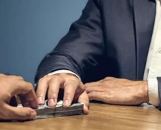 Șeful Serviciului de Permise și Înmatriculări Ilfov a fost reținut, după descinderile DNA