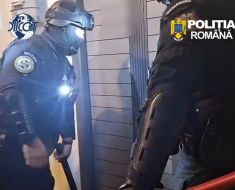 Percheziții ale DIICOT, la Constanța: un bărbat de 30 de ani ar fi încercat să-i vândă droguri unui minor. Video