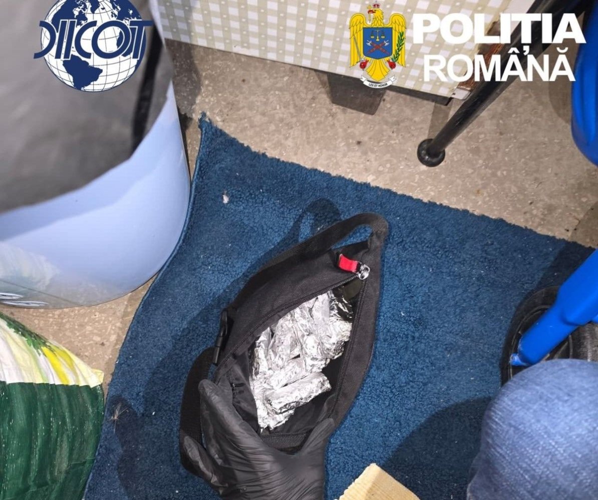 Doua persoane au fost retinute de DIICOT Hunedoara pentru trafic de droguri Doua persoane au fost retinute de DIICOT Hunedoara pentru trafic de droguri
