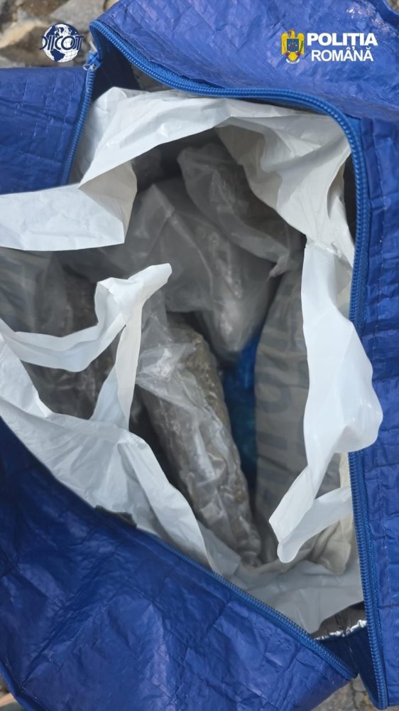 Captura importanta de droguri in Maramures: Un barbat a fost arestat dupa ce a fost prins vanzand kilograme de canabis dintr-o autoutilitara