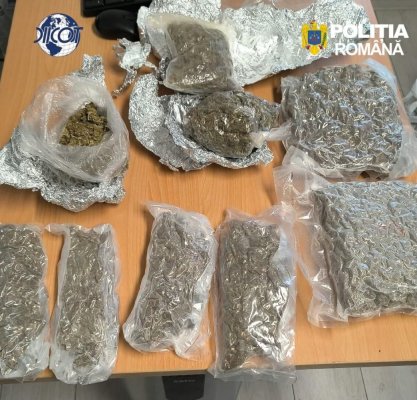 Captură importantă de droguri în Maramureș: Un bărbat a fost arestat după ce a fost prins vânzând kilograme de canabis dintr-o autoutilitară