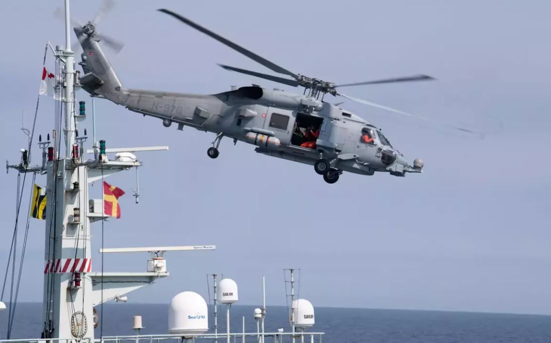 O nava de razboi ruseasca a tras cu rachete de semnalizare spre un elicopter militar NATO