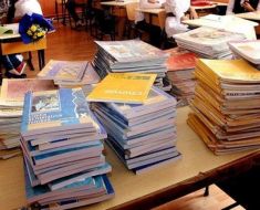 Manualele școlare ajung la elevi. Ministerul Educației a finalizat licitația și a tranșat războiul editurilor Manualele școlare ajung la elevi. Ministerul Educației a finalizat licitația și a tranșat războiul editurilor