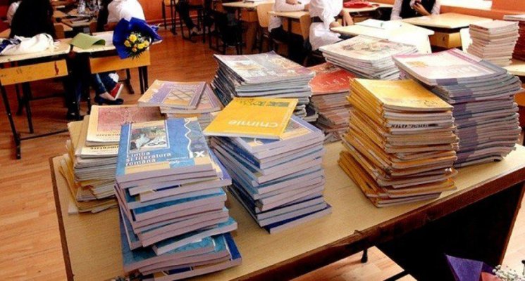 Manualele școlare ajung la elevi. Ministerul Educației a finalizat licitația și a tranșat războiul editurilor