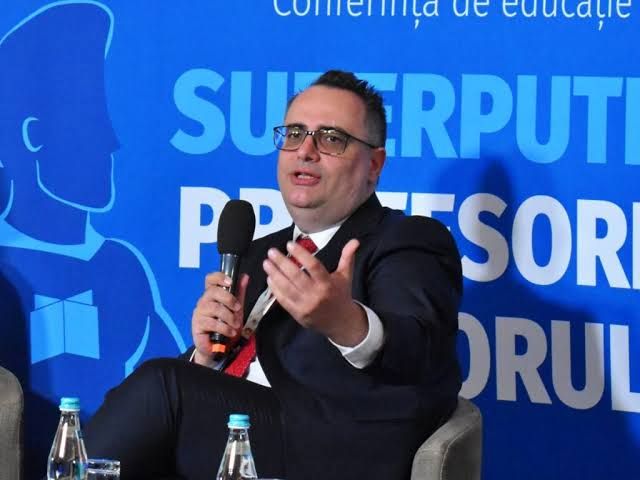 scoli digitale... dar elevii invata pe... degete: Razboiul mocnit care loveste in elevii de clasa a IX-a scoli digitale... dar elevii invata pe... degete: Razboiul mocnit care loveste in elevii de clasa a IX-a