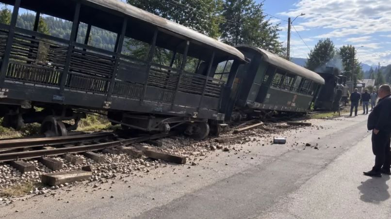 Caz socant la o atractie cunoscuta din Bucovina: Mocanita Hutulca din Moldovita a deraiat si a ajuns pe sosea. Video