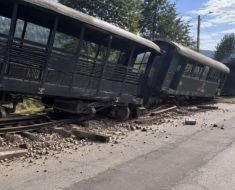 Caz șocant la o atracție cunoscută din Bucovina: Mocănița Huțulca din Moldovița a deraiat și a ajuns pe șosea. Video