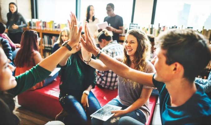 Studenții cer burse mai mari și revenirea reducerii de 90% la tren
