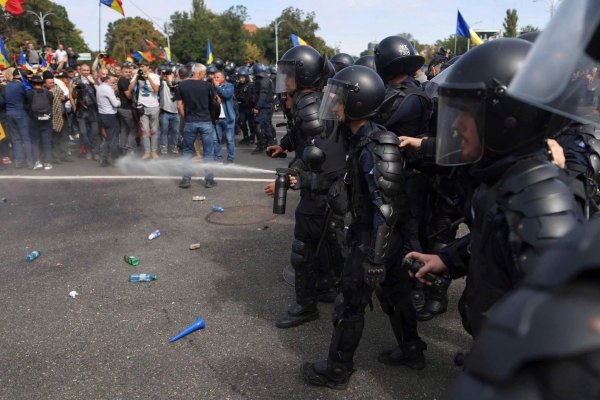 Lupte de stradă în jurul Guvernului, instigatorii infiltrați la protestul fermierilor au atacat forțele de ordine. Video