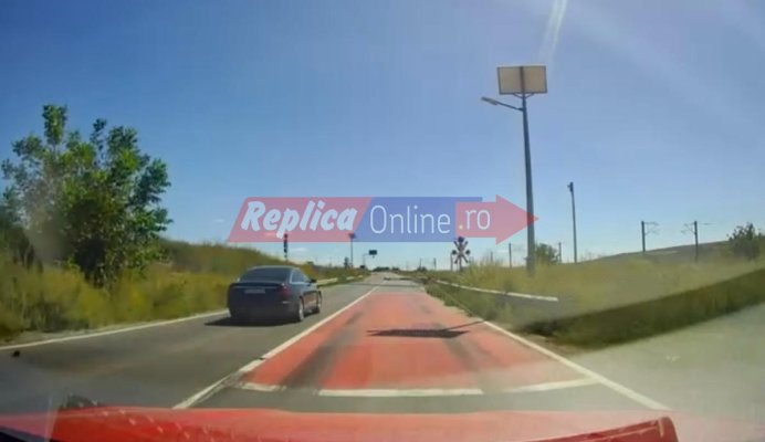 Un șofer inconștient a tăiat linia continuă și a trecut pe culoarea roșie a semaforului, între Castelu și Poarta Albă. Video