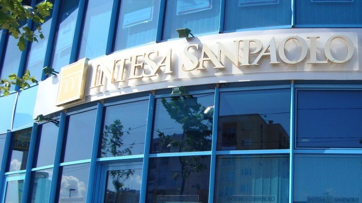 Escrocherie cu inteligenta artificiala la cea mai mare banca din Italia: 95 de milioane de euro transferate in conturile fraudatorilor Escrocherie cu inteligenta artificiala la cea mai mare banca din Italia: 95 de milioane de euro transferate in conturile fraudatorilor
