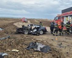 Doi copii şi un adult au murit după ce un autoturism şi un camion s-au ciocnit pe un drum din județul Iași Doi copii şi un adult au murit după ce un autoturism şi un camion s-au ciocnit pe un drum din județul Iași