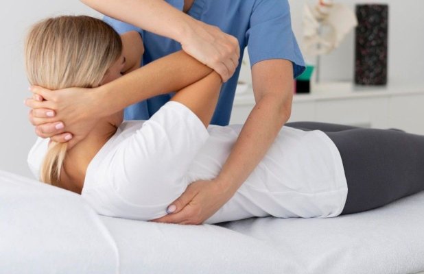 Fizioterapie sau kinetoterapie. Care este diferența și ce tratament este potrivit pentru fiecare problemă