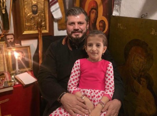 Preotul din Viorel Popa, din Topraisar, strigă după ajutor pentru o fetiță de 10 ani diagnosticată cu o boală gravă la coloană