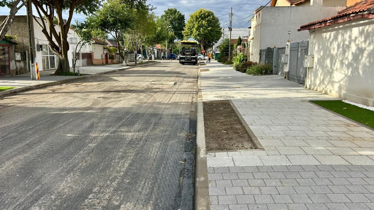 Traficul rutier este restrictionat total pe strada Rasuri! Au loc lucrari de asfaltare
