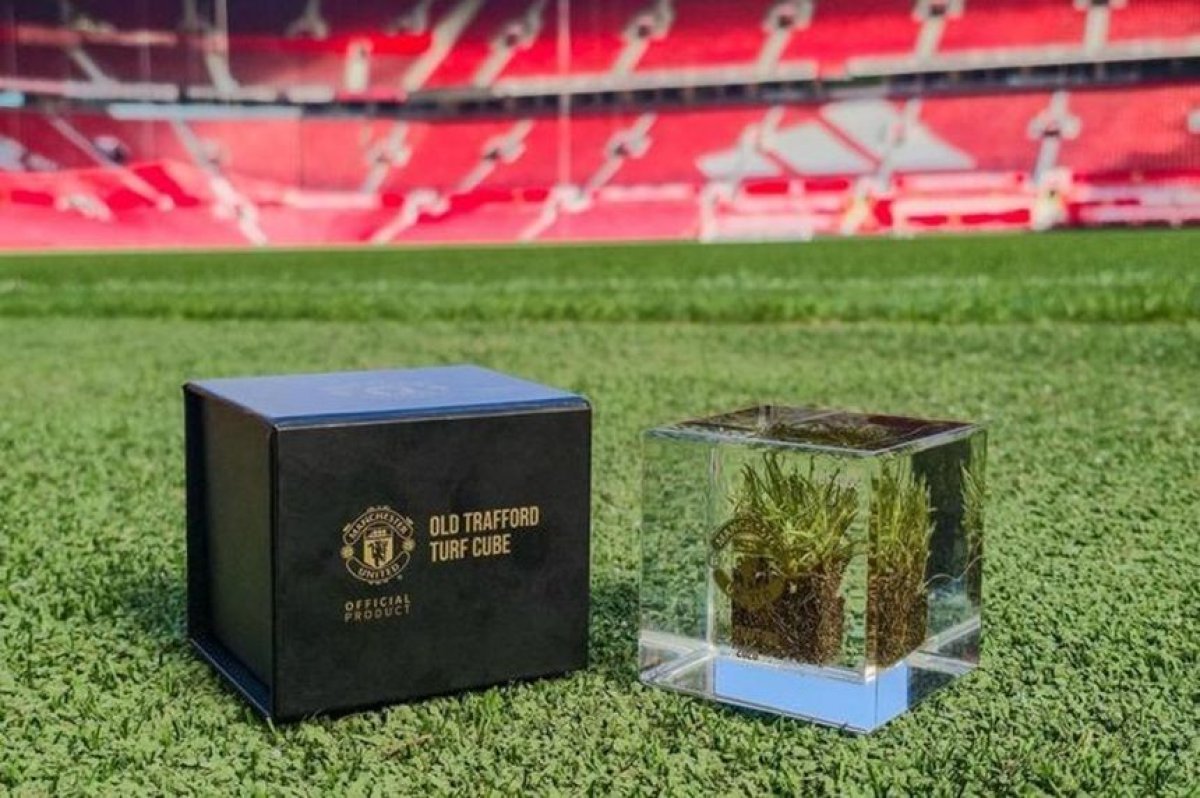 Manchester United vinde bucati din gazonul de pe Old Trafford la pretul de 125 de lire sterline Manchester United vinde bucati din gazonul de pe Old Trafford la pretul de 125 de lire sterline