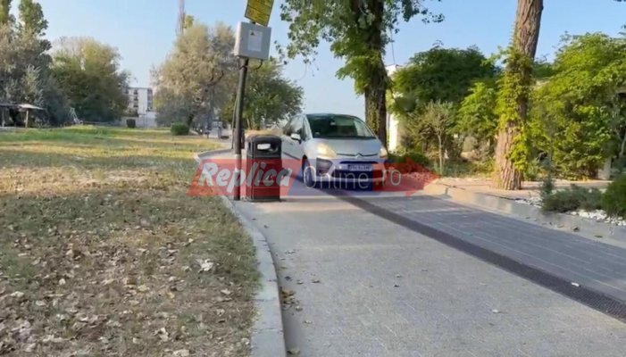 Cu mașina la promenadă! Un șofer cu mașină de Prahova s-a plimbat pe faleza stațiunii Mamaia fără să-l deranjeze nimeni. Video