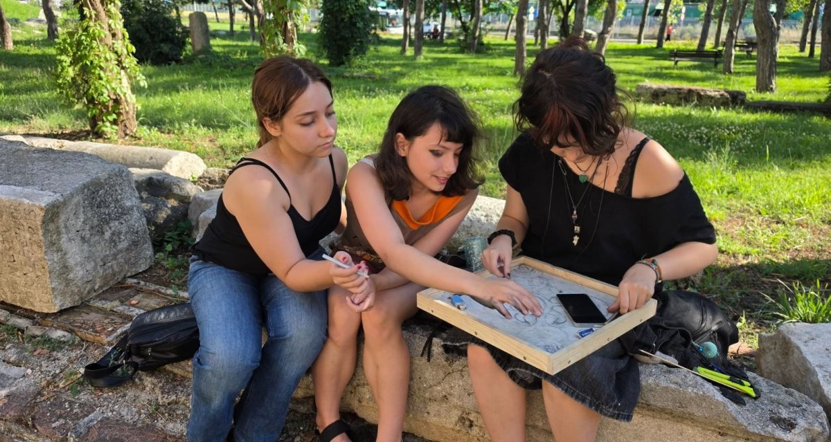 MINAC: Instantanee din prima zi. Workshopul &bdquo;Reveberatii actuale ale tehnicii traditionale a mozaicului&rdquo;