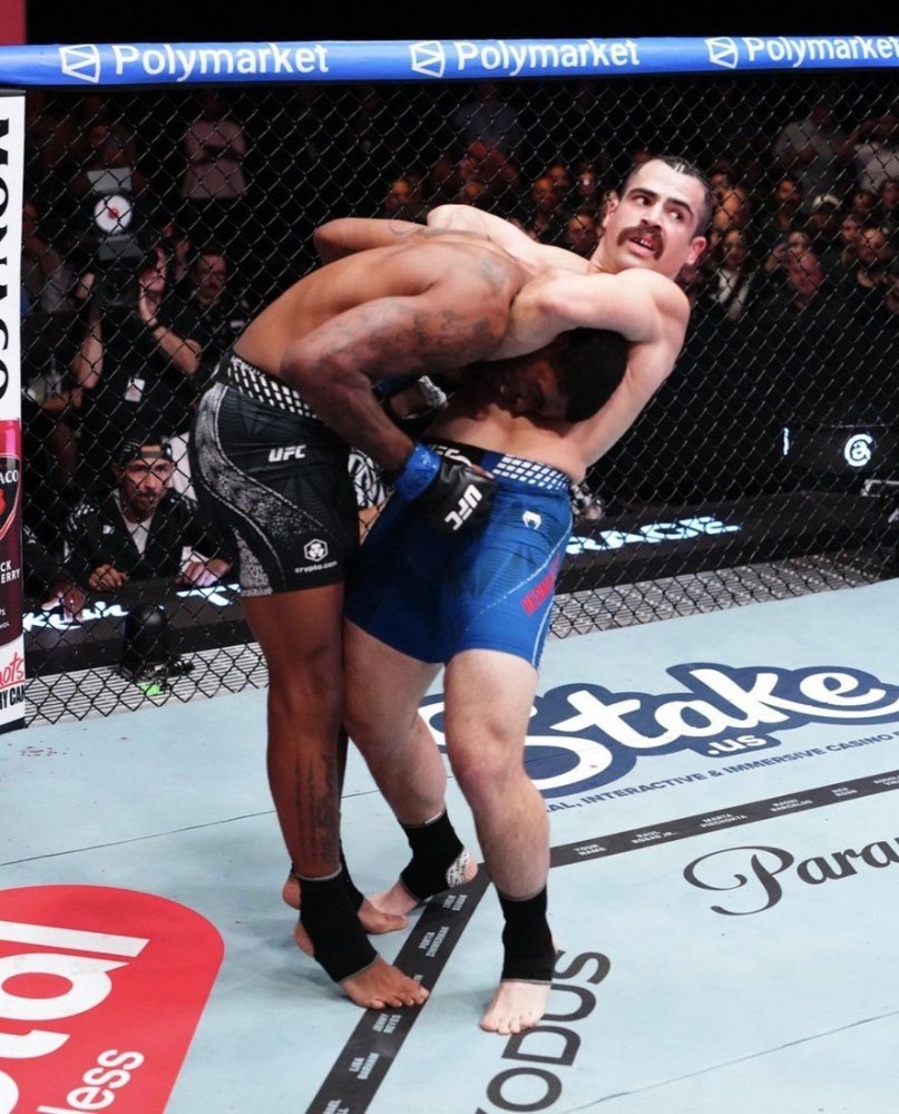 UFC: Dupa 57 de secunde de lupta, politistul Luis Hernandez l-a dominat pe fostul detinut Sedriques Dumas UFC: Dupa 57 de secunde de lupta, politistul Luis Hernandez l-a dominat pe fostul detinut Sedriques Dumas