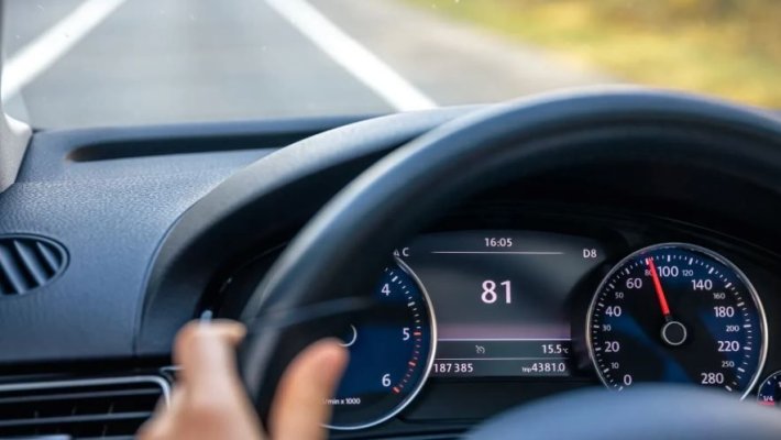 Capcana în care pică românii când cumpără mașini de ocazie. Cum descoperi kilometrii dați înapoi la o mașină second hand?