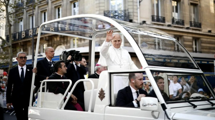Imagini istorice la Paris: Papa Leon al XIV-lea a intrat în catedrala Notre-Dame, în fața a 300.000 de oameni