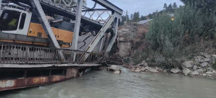 Structura unui pod de fier, deteriorată de un TIR. Au fost stabilite rute alternative. S-a convocat Comitetul Judeţean pentru Situaţii de Urgenţă