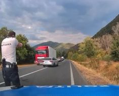 Împușcături în trafic! Șofer cu zeci de infracțiuni la regimul rutier, prins după ce polițiștii au tras spre mașina cu care gonea pe șosea