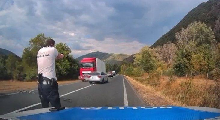 Împușcături în trafic! Șofer cu zeci de infracțiuni la regimul rutier, prins după ce polițiștii au tras spre mașina cu care gonea pe șosea
