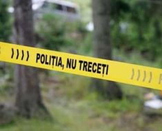 Polițiștii sunt în alertă! Cadavrul unei tinere a fost găsit într-o valiză, în râul Olt