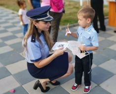 Polițiștii care stau acasă pentru creșterea copilului avansează mai greu în carieră