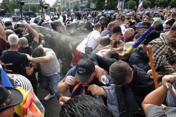 Încă șapte persoane au fost arestate după protestul violent din Piața Victoriei