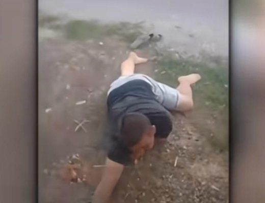 Viceprimar filmat de localnici mort de beat, când se târa prin șanțuri. Video