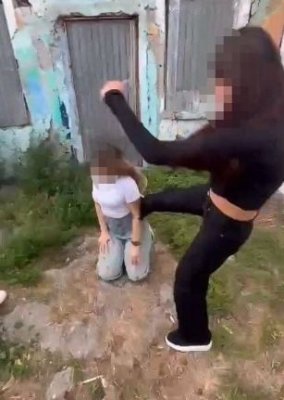 Urmările grave ale „trendurilor” de pe rețelele sociale. Două tinere din Mangalia au fost arestate după ce au bătut o fată de 15 ani