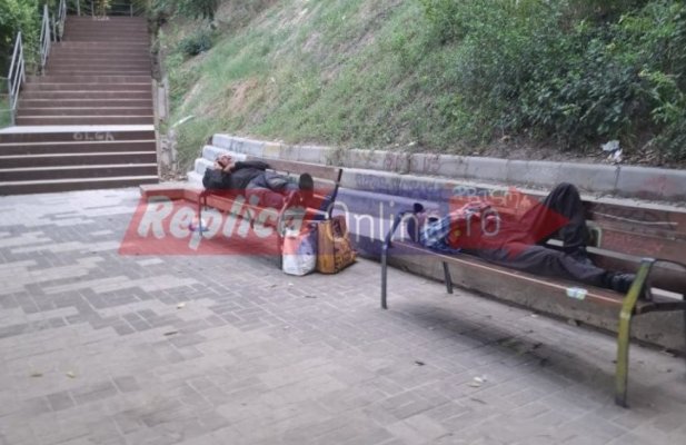 Esplanada de la ,,Bloc Creion” a devenit, ziua în amiaza mare, dormitor în aer liber pentru boschetari