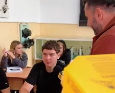 O pizzerie din Constanța a ales să-și facă reclamă într-o școală! Vezi cine a oferit pizza gratis elevilor din Liceul Energetic! Video
