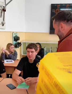 O pizzerie din Constanța a ales să-și facă reclamă într-o școală! Vezi cine a oferit pizza gratis elevilor din Liceul Energetic! Video
