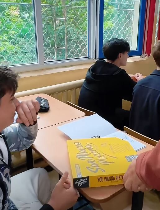 O pizzerie din Constanta a ales sa-si faca reclama intr-o scoala! Vezi cine a oferit pizza gratis elevilor din Liceul Energetic! Video